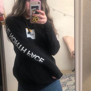 The North Face black hoodie size small 🌼